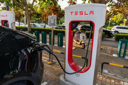 特斯拉充電標(biāo)準(zhǔn)統(tǒng)一北美市場，市值一夜大漲2200億背后的戰(zhàn)略與機(jī)遇